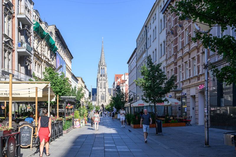 Deptak z kawiarniami i katedrą w tle