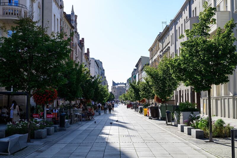Zielona ulica handlowa z kawiarniami w centrum Katowic