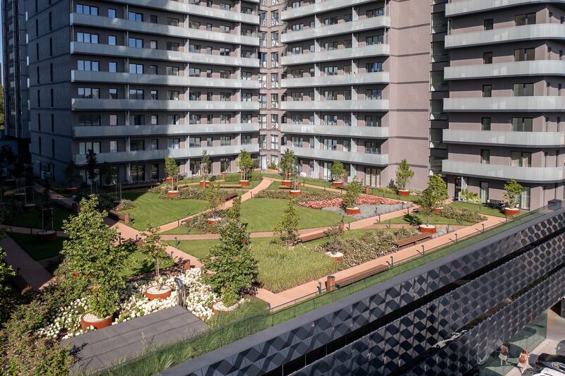 Zielone patio budynku mieszkalnego